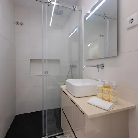 Modern 2br With Patio And Ac *