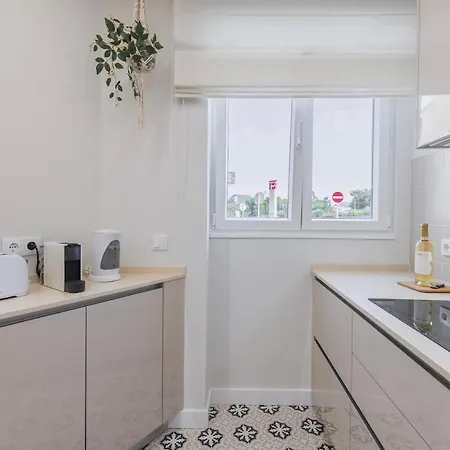 Modern 2br With Patio & Ac - 0e Апартаменты