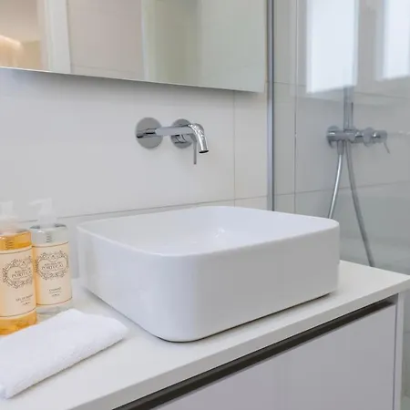 Modern 2br With Patio And Ac 리스본