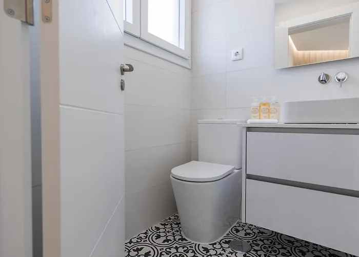 Modern 2br With Patio & Ac - 0e شقة *